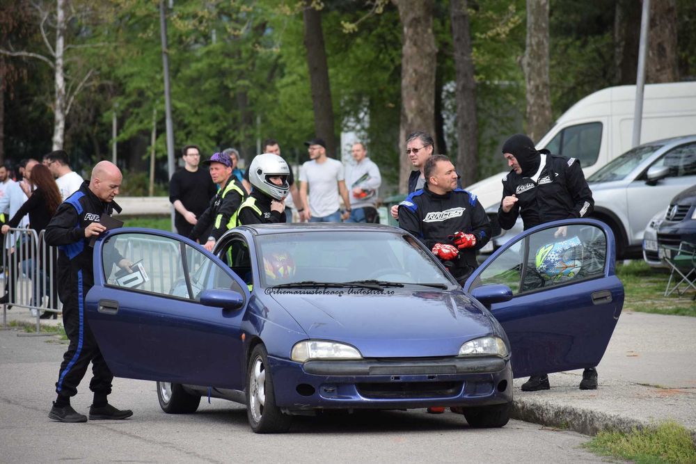 Vând Opel Tigra A destinat competițiilor sportive.
