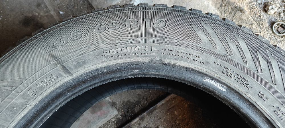 Продам две резины зимние 205/65R16