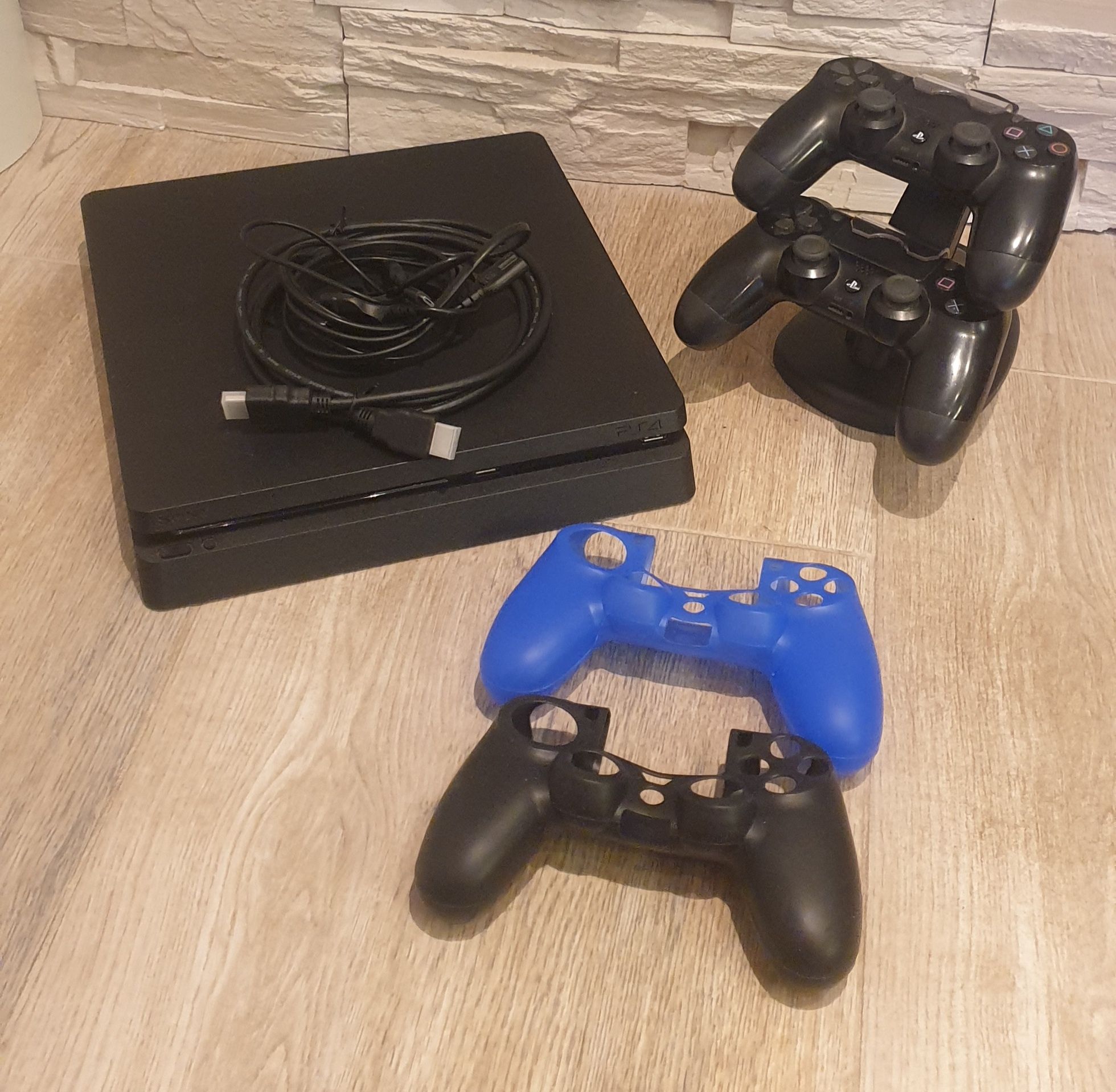 Продавам PlayStation 4 slim  500G