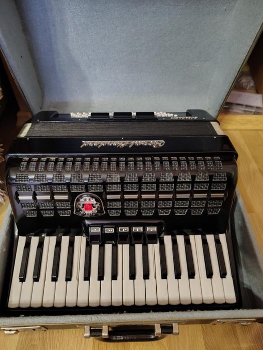 Акордеон Роял Стандарт с куфар . Отлично състояние!