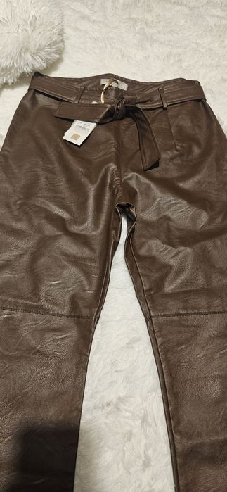Дамски панталон от еко кожа .