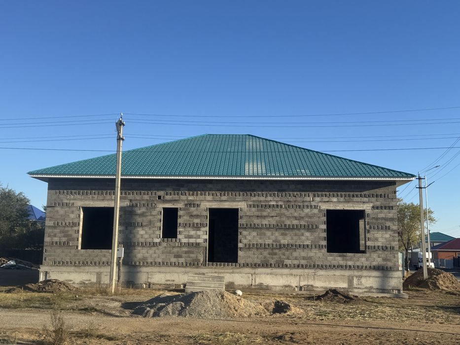 Продам новый большой высокий одноэтажный дом с домом на участке