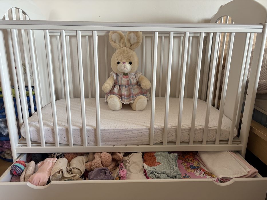 Дървена кошара - мече. Подаряват се матрак, протектори и спално бельо!