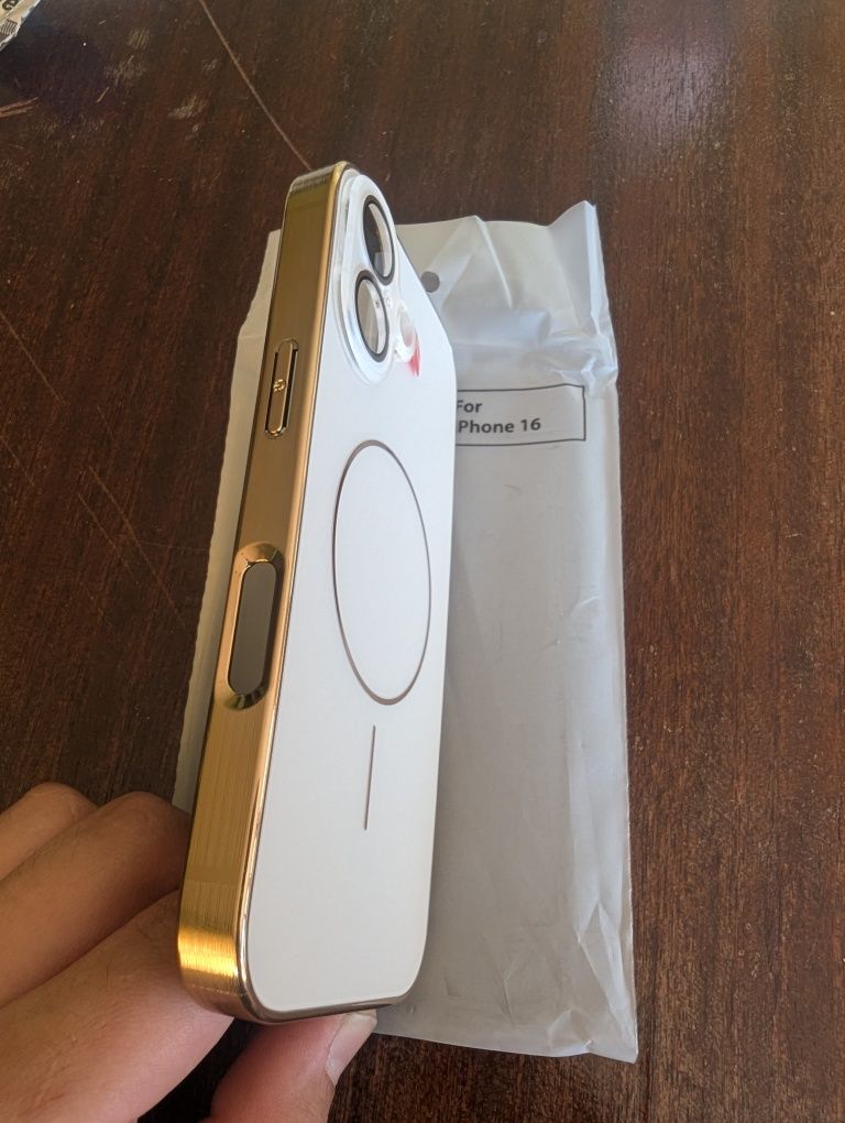 Кейс за Iphone 16 - desert gold