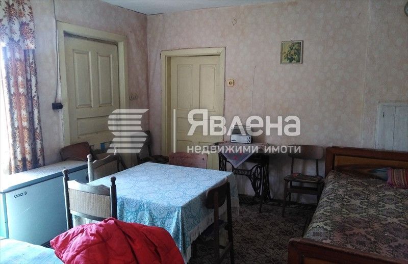 Къща с голям двор