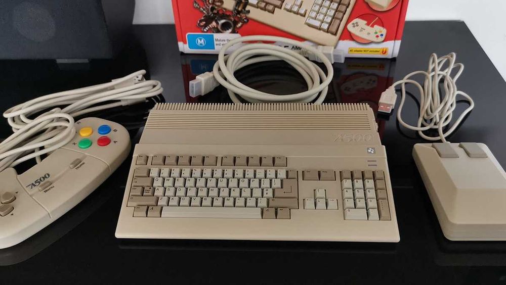 consola Amiga A500 Mini, ca noua, doua controllere