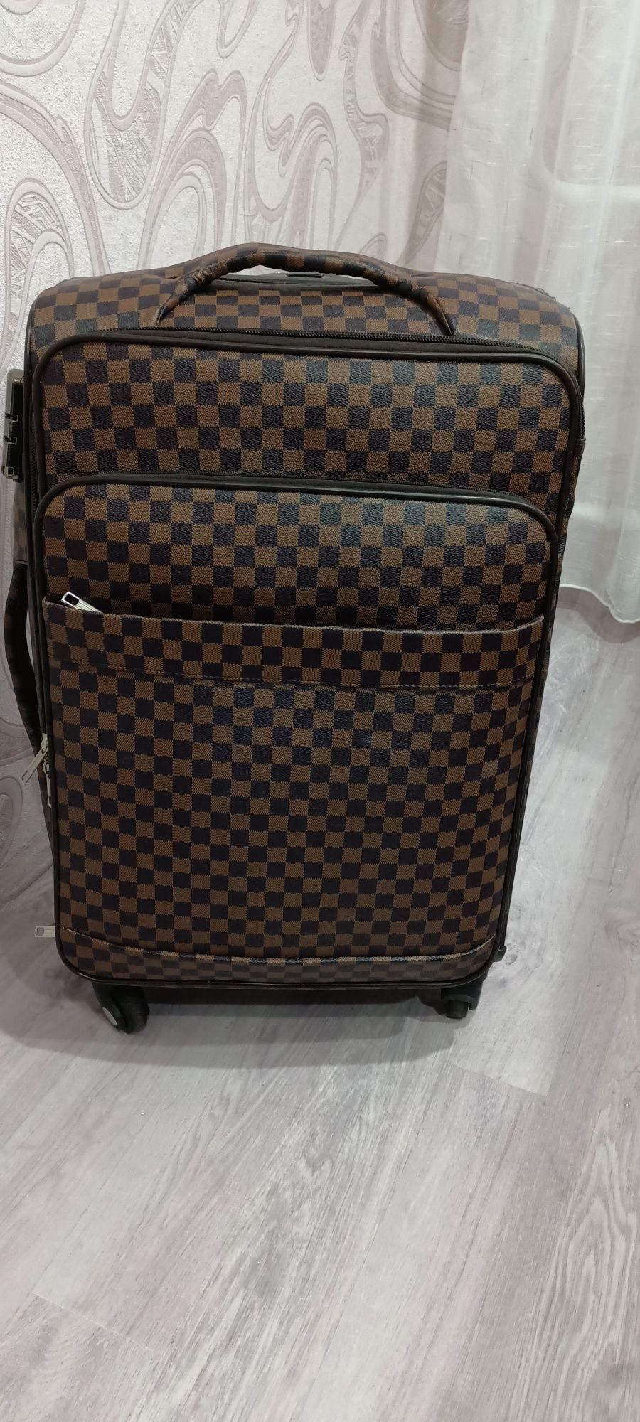 Продам чемоданы новые!!