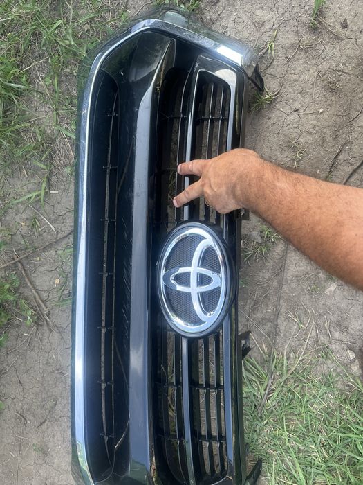 Grilă radiator toyota hylux.