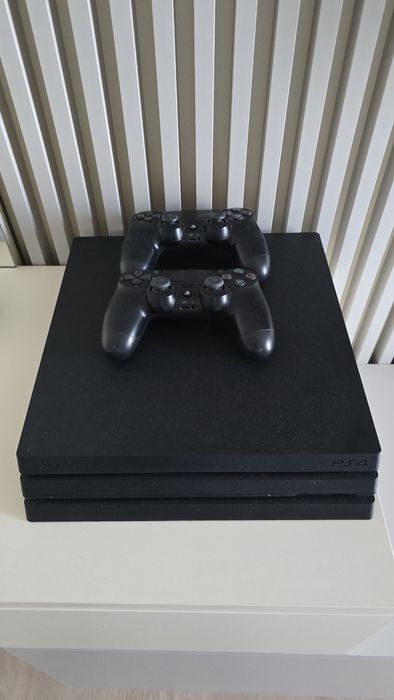 Vând consola PS4 Pro 1TB + VR