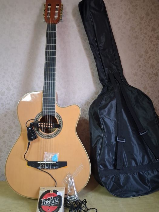 Продам новую брендовую, красивую гитару