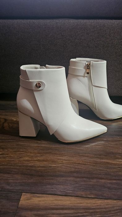 Бели боти от еко кожа