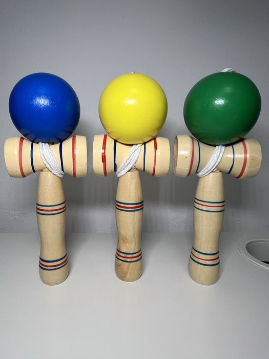 Kendama de Lemn cu Bila Colorata (NOUĂ)