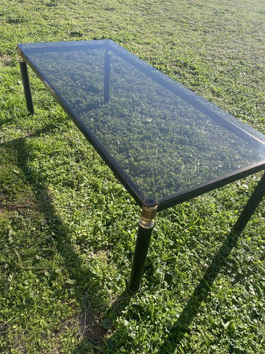 Холна маса със метални крака и стъкло