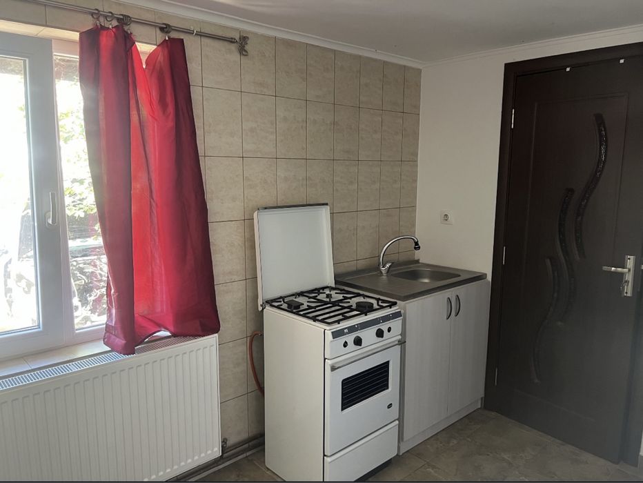 Inchiriez camera cu bucatarie si baie