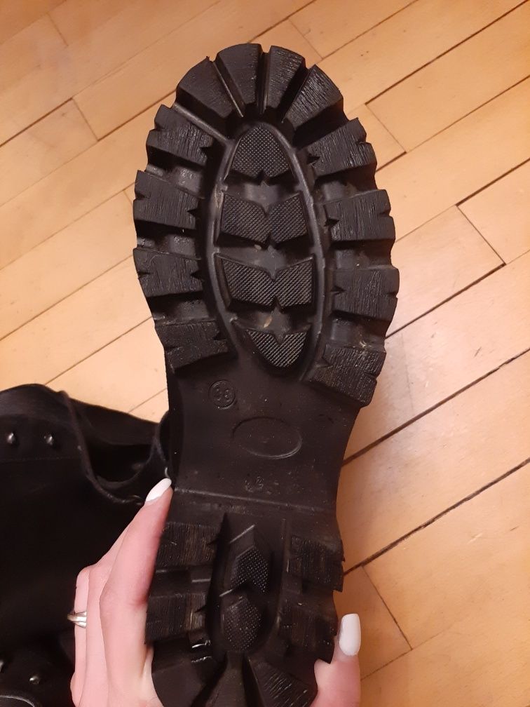 Bocanci din piele peste genunchi