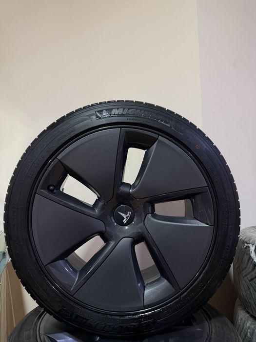 Michelin diska balon komplekt sotiladi 235/45/R18 ideal