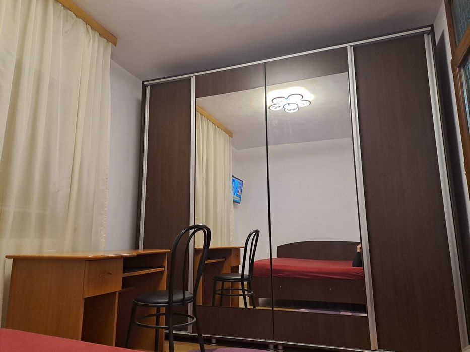 Închiriez apartamet cu 2 camere semidecomandat