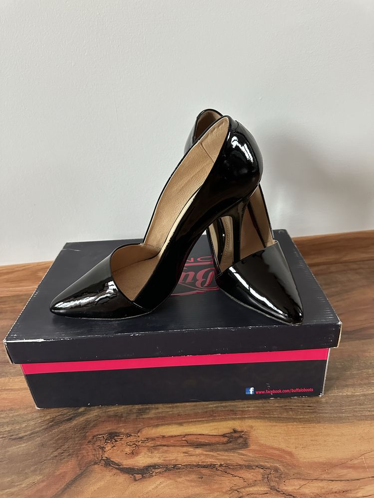 Перфектни за Бал! Уникални лачени дамски обувки с ток Buffalo London