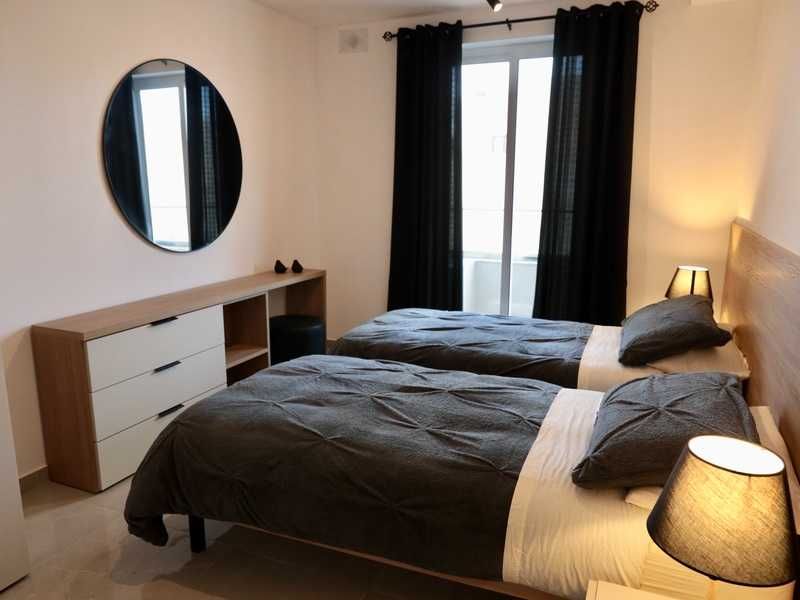 Дава се под наем Тристаен апартамент в София, Център - 80 кв.м за 612 € - Снимка #3