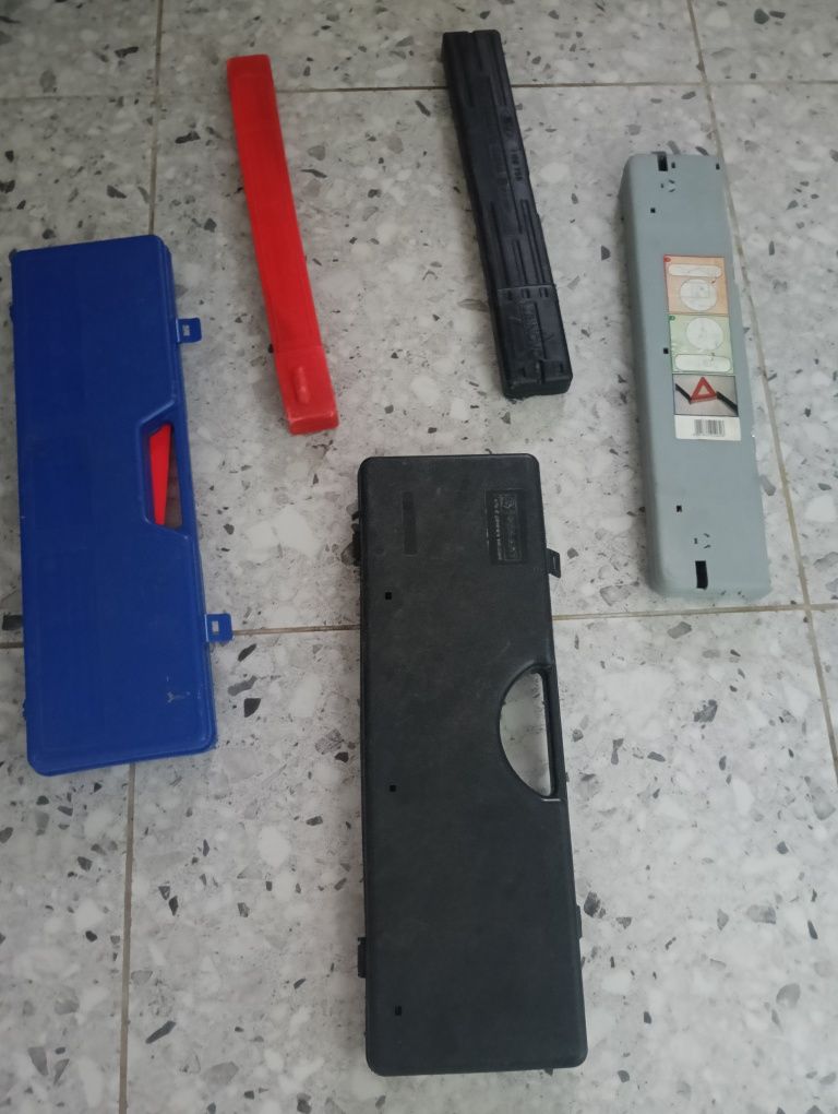 5 triunghiuri reflectorizante aproape noi. Toate la 66 lei.