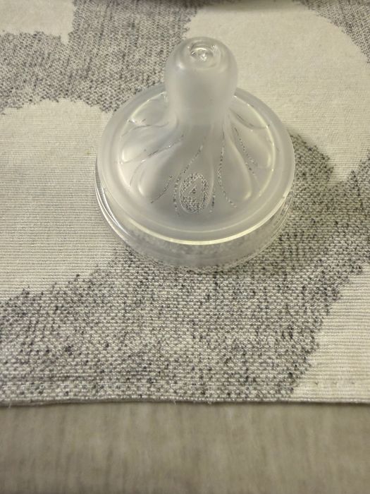 Нови 2 броя биберони Philips avent natural response 3.0, поток 4.