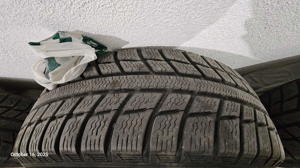 Продавам комплект гуми и железни джанти за Пежо.