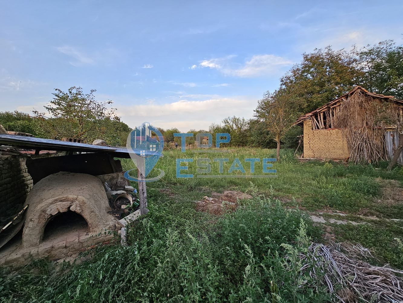 Тухлена къща с голям двор и кладенец в село Писарево