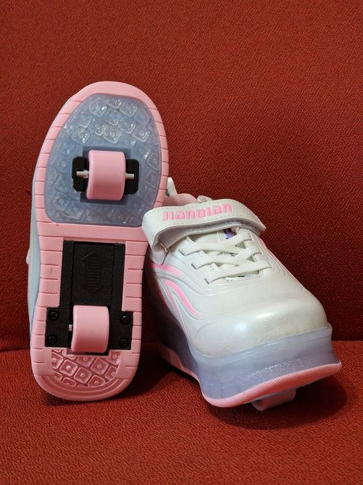 Adidasi cu role detașabile