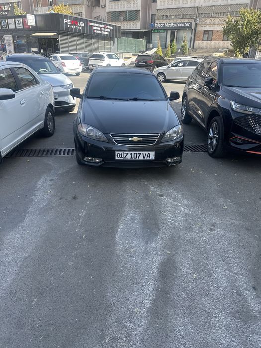 Chevrolet Gentra qora rang kraska toza sotiladi avtomat lyukli