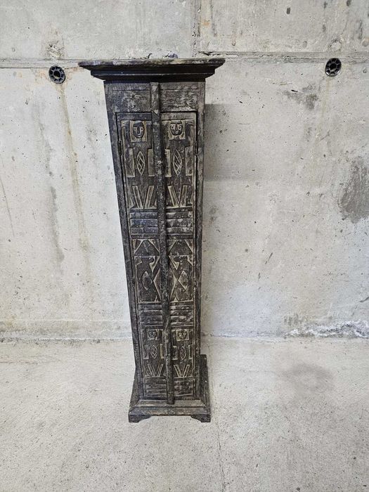 Шкафче/колонка с дърворезба