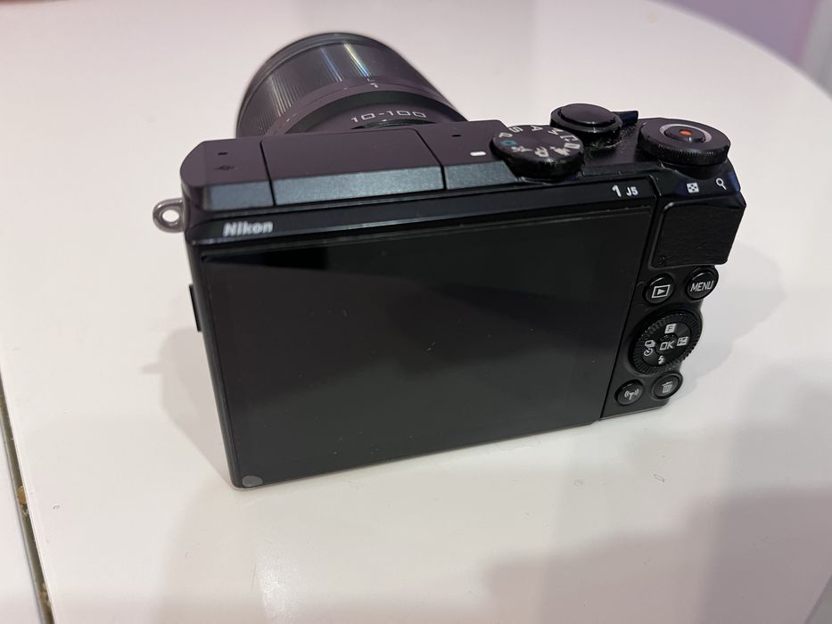 Фотоапарати Nikon J1 и J5 и обективи Nikkor 1 10-30 mm и 10-100 mm