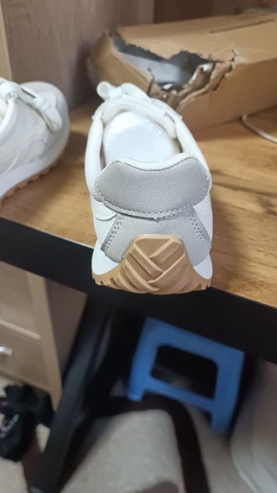 В продаже имеются женские кроссовки