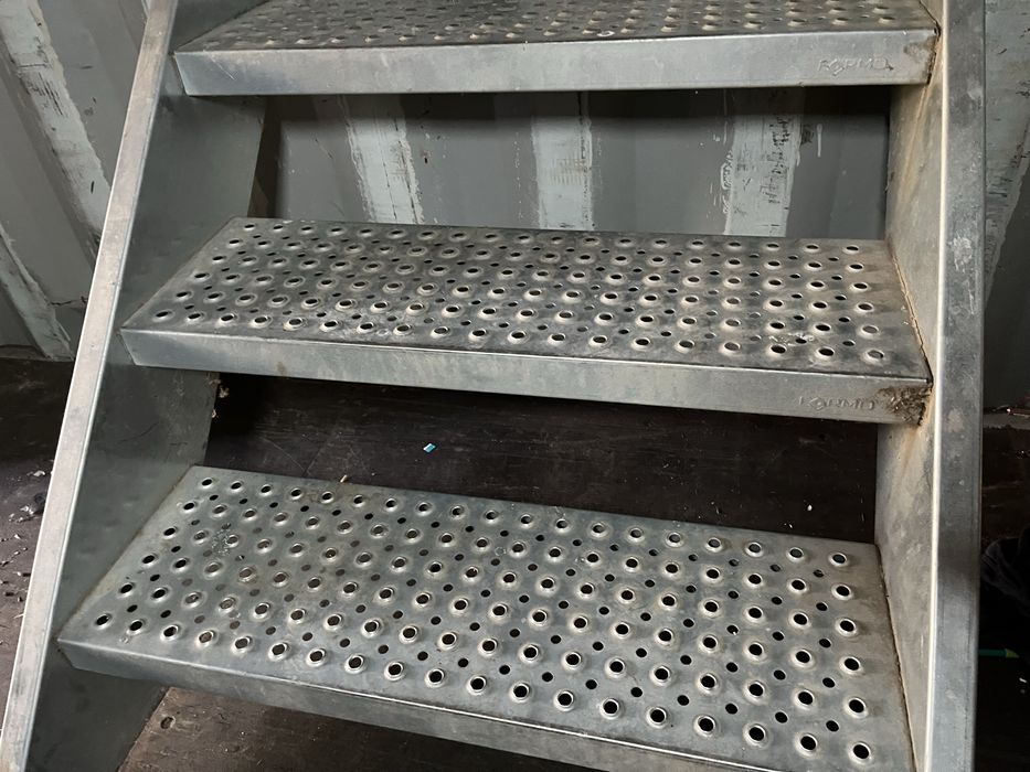 Метални стъпала