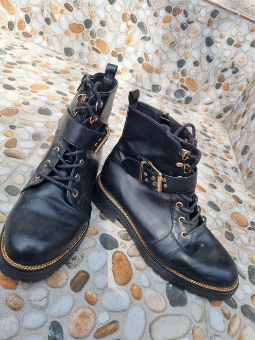 Vând ghete în stare bună