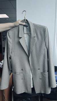 Пиджак в идеальном состоянии размер 48-50