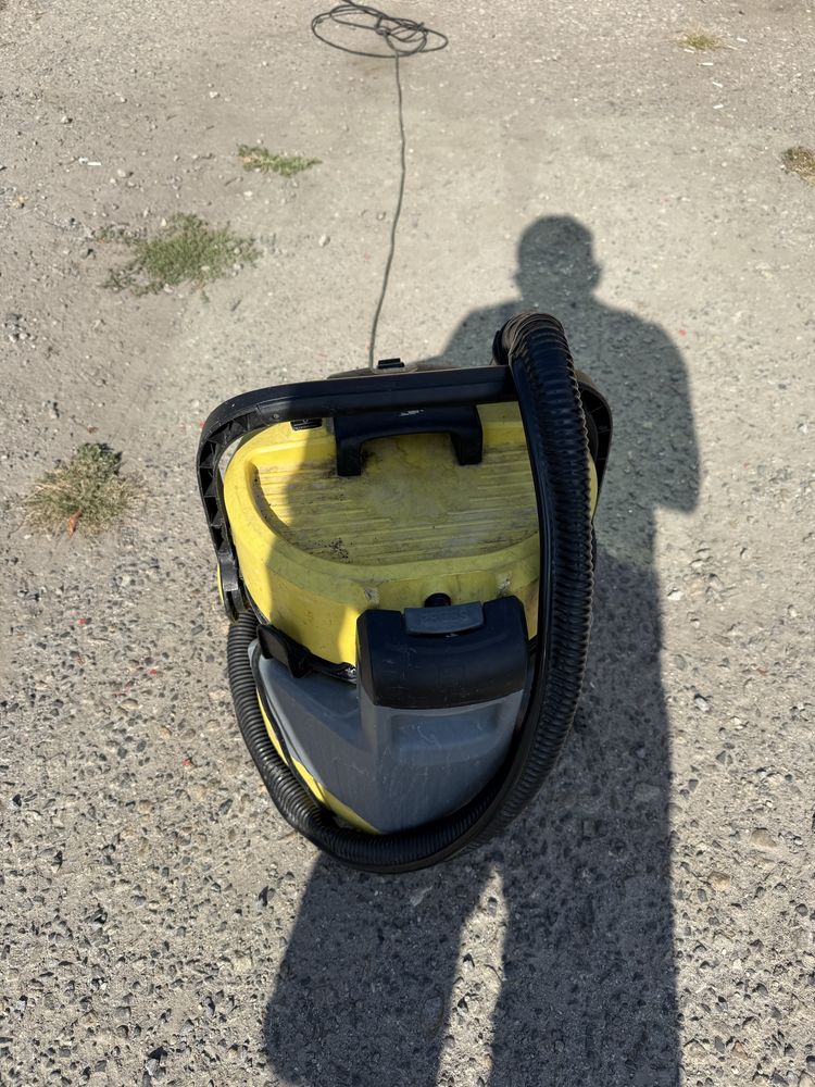 Продавам перяща прахосмукачка Karcher SE 4002