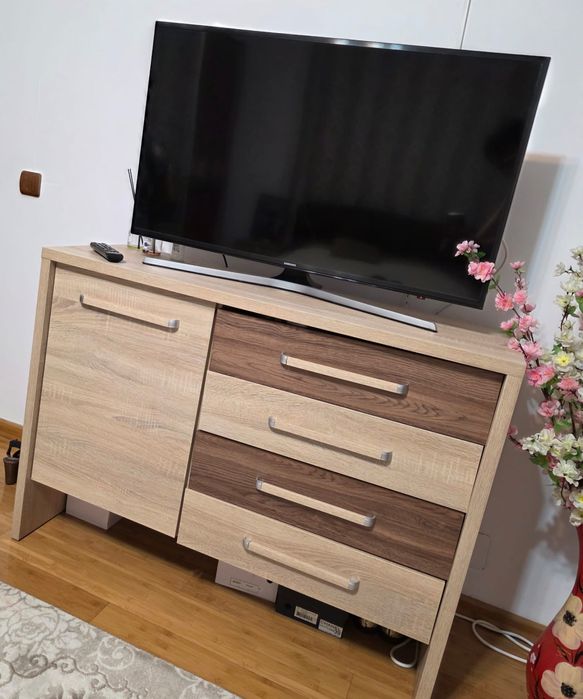 Dormitor(pat,doua noptiere,comoda tv )