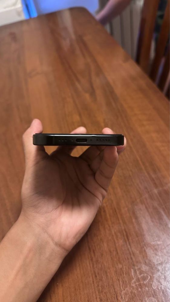 Iphone 16 pro Qora