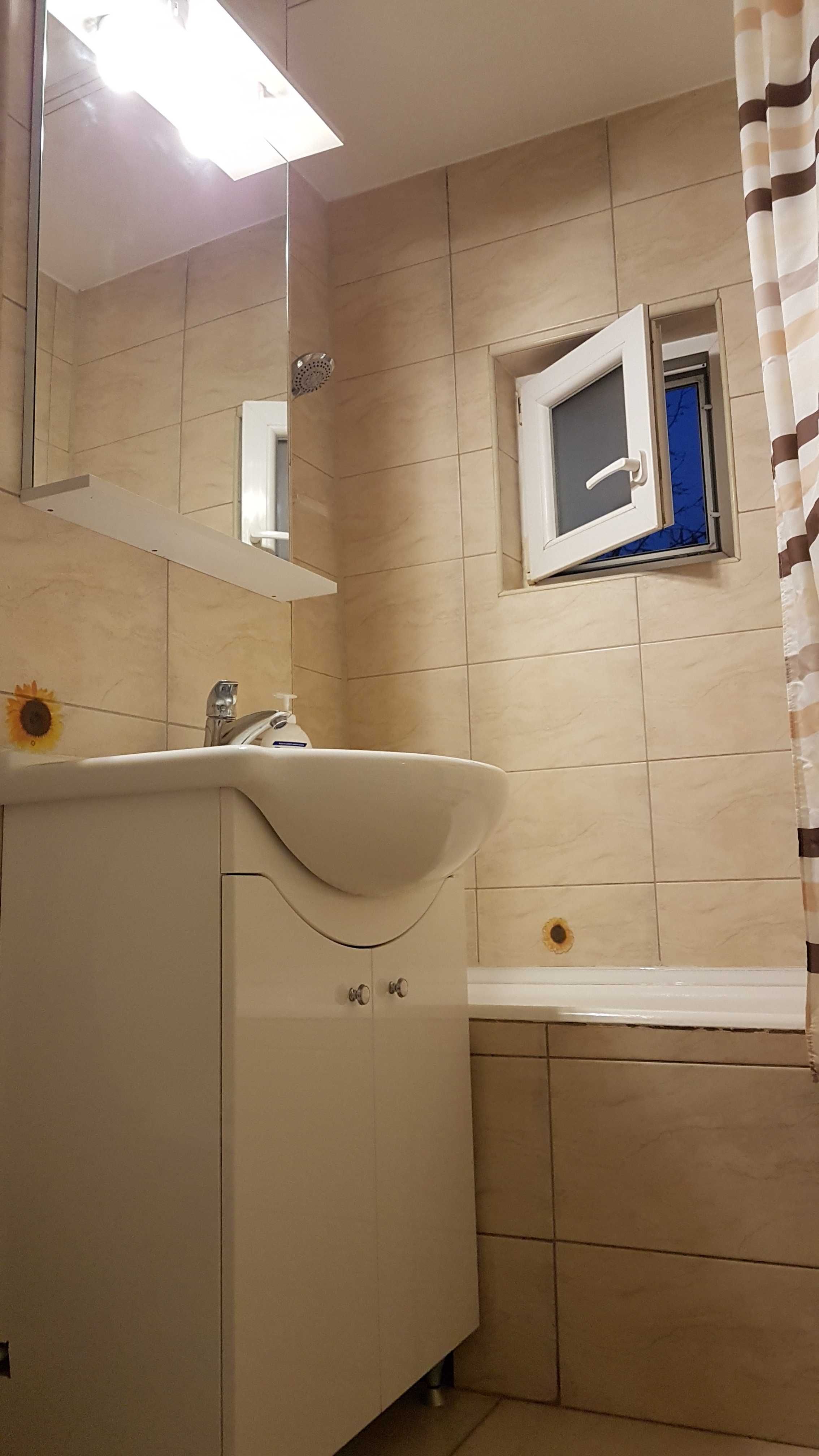 Proprietar inchiriez apartament cu 3 camere zona Miorita