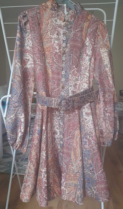 Красива рокля около коляното