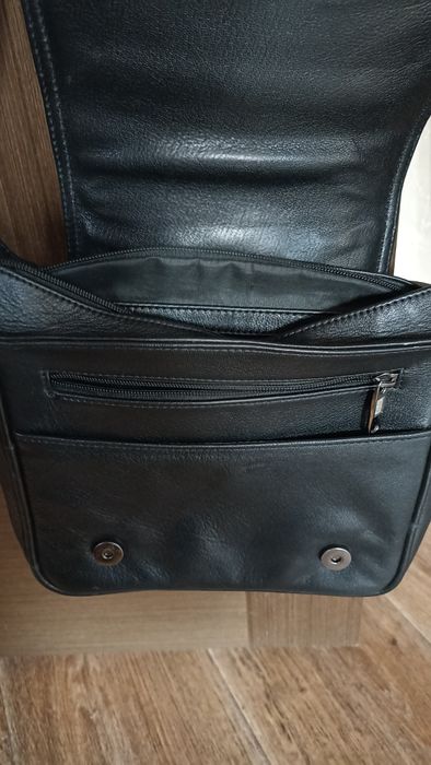 Продам кожаную сумку через плечо.