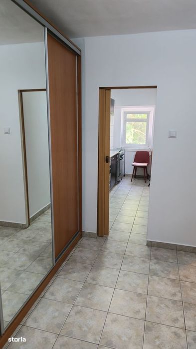 De închiriat garsonieră spațioasă cu loc de parcare