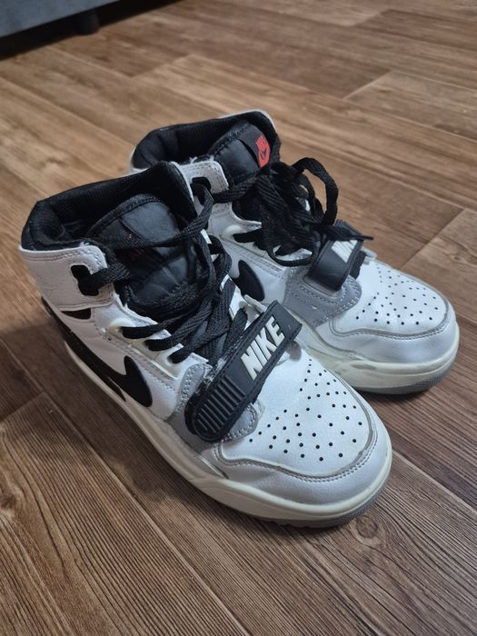 Продам  кроссовки  на мальчика осень-весна (зима) в отличном  состояни