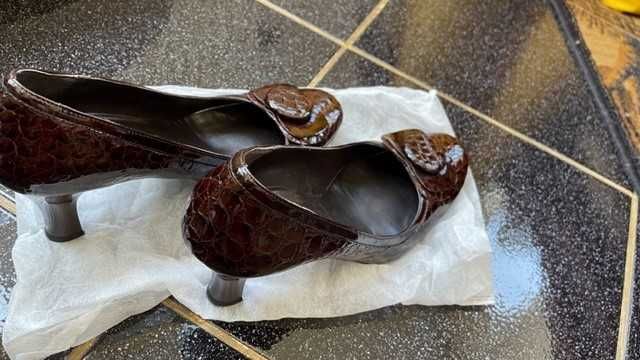 Pantofi lac de piele, Pulovere, bolerou, fuste, fete de masa crosetate