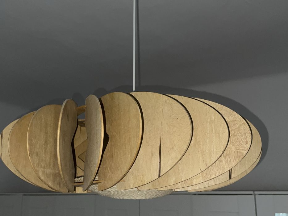 Lustra ambientala din lemn