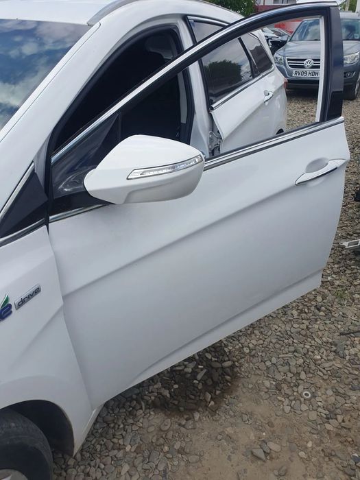 Dezmembrez Hyundai i40 an 2014 motor 1.7 crdi tip d4fd 136 cp oglinda oglinzi stanga dreapta maner exterior macara geam luneta parbriz telescop arc plafon turbina set injectoare brat suspensie amplificator audio sistem muzica camera marsarier dezmembrari