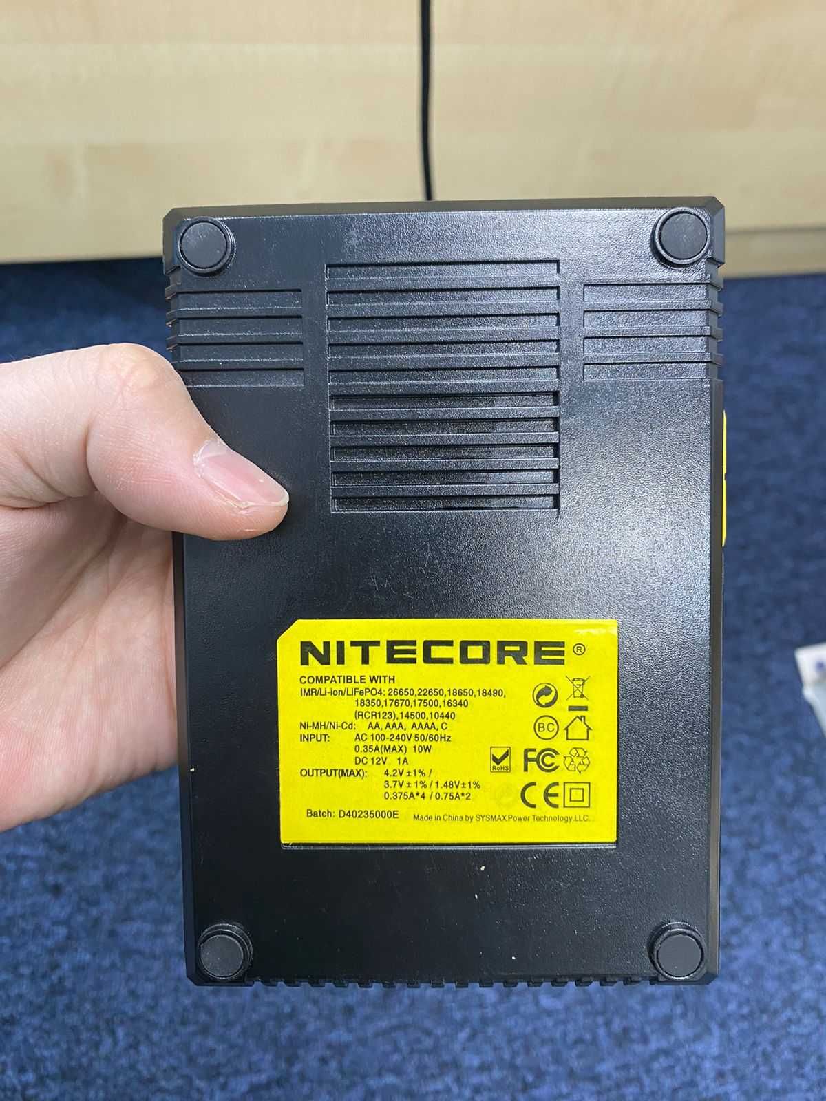 Зарядное устройство для аккумуляторных батареек NITECORE Nitecore