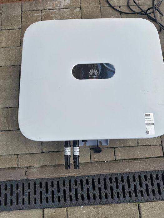Vand  doua bucati invertor Huawei