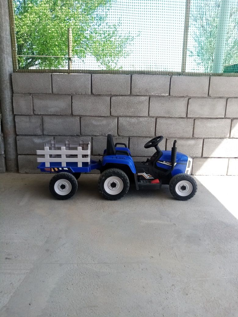 Синий трактор по полям.