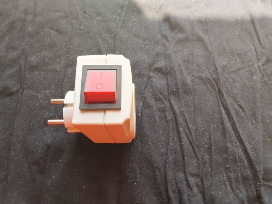 Самостоятелен контакт  с копче за прекъсване, за 220 волта